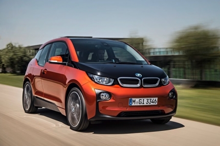 The first fruit borne of this effort is the little i3 electric city car. And we do mean little â€“ at 3,999 mm in length, 1,775 mm in width and 1,578 mm in height, the i3 is 326 mm shorter, 10 mm wider and 158 mm taller than BMWâ€™s smallest model, the 1-Series. Unlike most EVs, itâ€™s light too. Thanks to an aluminium chassis, and the worldâ€™s first mass produced carbonfibre-reinforced-plastic (CFRP) monocoque body, the i3 weighs in at a relatively paltry 1,195 kg. This means that fewer batteries are required to provide propulsion for the car, which has the knock-on effect of reducing weight further still. The inherent strength of carbonfibre also means that the i3 can afford to do without a B-pillar, combining with the suicide rear doors to make a massive aperture.