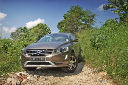 The facelift for the XC60 really is just that â€“ a slight refinement of its aesthetics while leaving the mechanicals untouched. Compared to the old model, most of the changes have been made to the front end: the headlamp cluster is now a single unit, the grille is wider and has been de-chromed, and DRLs have been installed. The entire body is also now shorn of all black plastic cladding, reflecting the fact that this carâ€™s home is on the blacktop, not the rough stuff. 