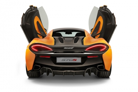 The intricately designed dihedral doors, a McLaren design signature since the iconic F1, possess a three dimensional form including a â€˜floatingâ€™ door tendon which houses a discreet door button. This unique feature divides the airflow, channelling it into the side intakes and underneath the flying buttresses. This architectural structure ensures drag is minimised along the profile of the 570S, while also optimising levels of cooling and downforce.