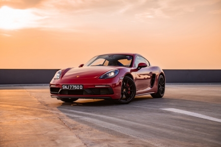 We’ve all seen this coming, but now it’s official: the sun is setting on the petrol-powered Porsche 718 Boxster and Cayman. Come mid-2025, these beloved mid-engined sports cars from Stuttgart will take their final bow.
