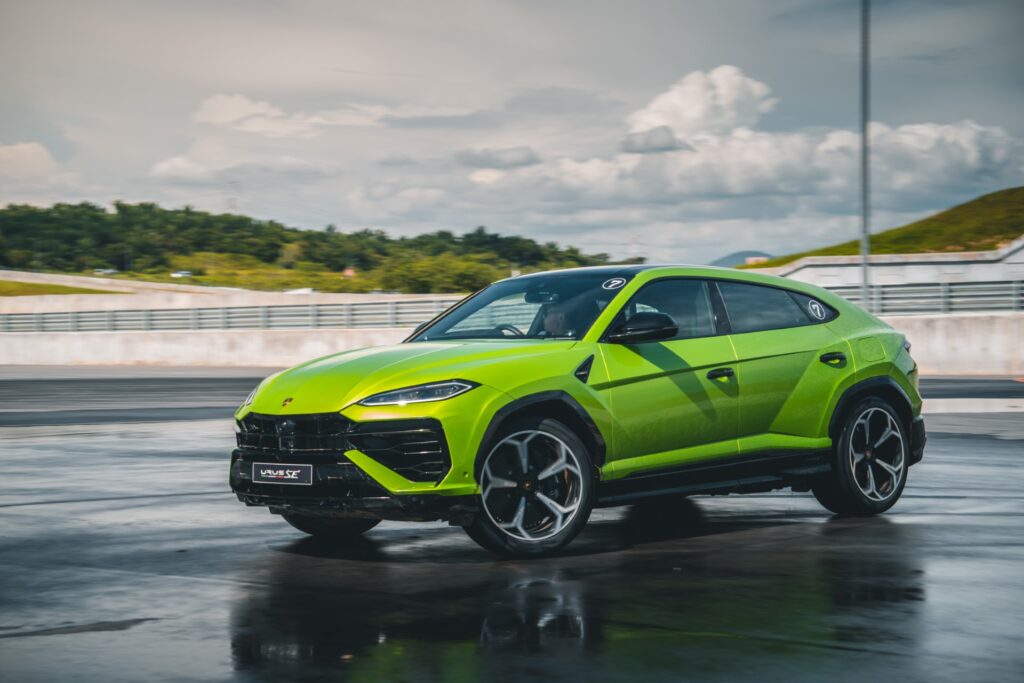 Lamborghini Urus SE drifting