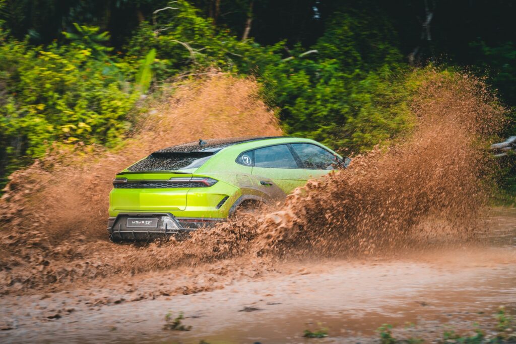 Lamborghini Urus SE in mud