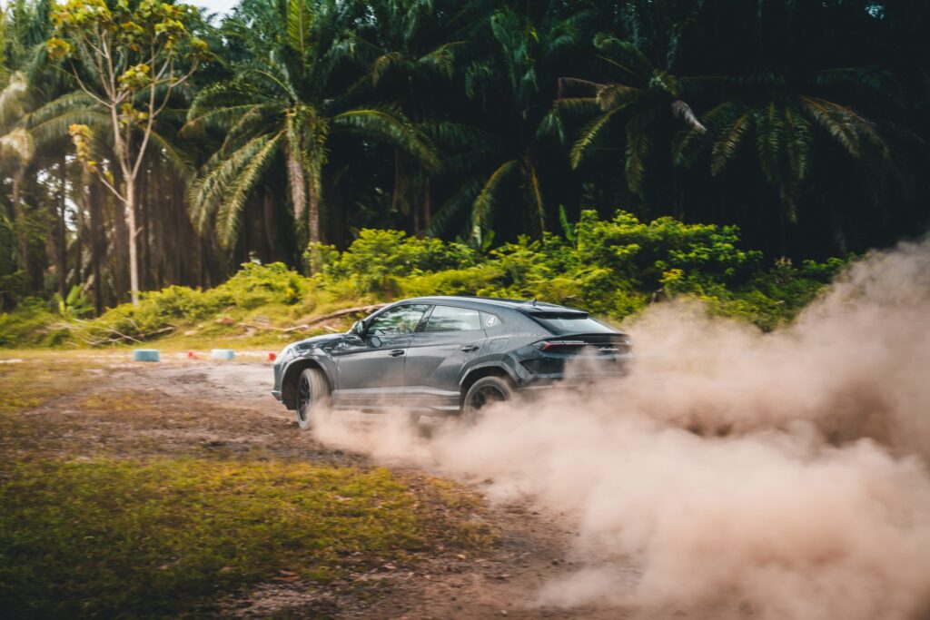 Lamborghini Urus SE in dirt