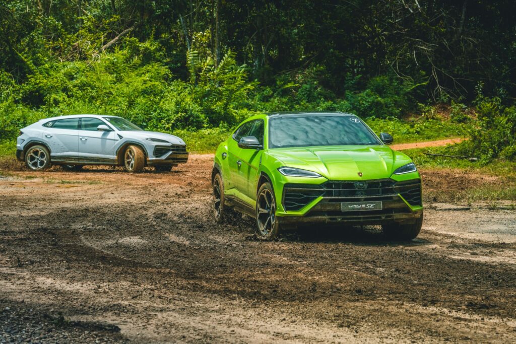 Lamborghini Urus SE in mud
