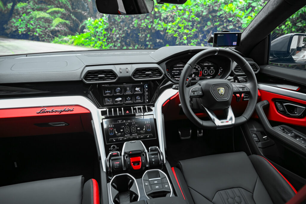 Lamborghini Urus SE cabin