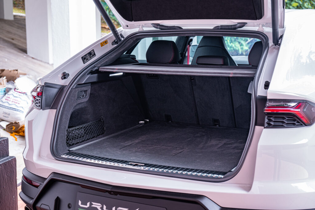 Lamborghini Urus SE boot