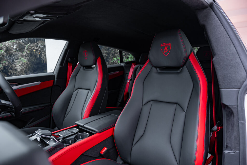 Lamborghini Urus SE front seats