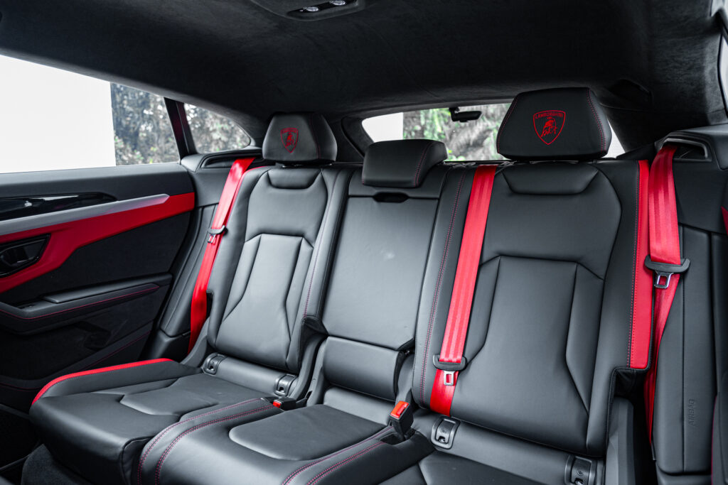 Lamborghini Urus SE rear seats