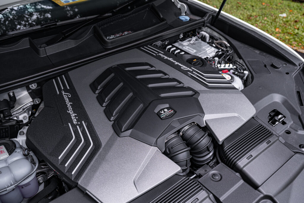 Lamborghini Urus SE V8 engine